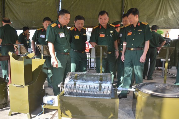 Các đại biểu tham quan sáng kiến “máy đánh vảy cá”.